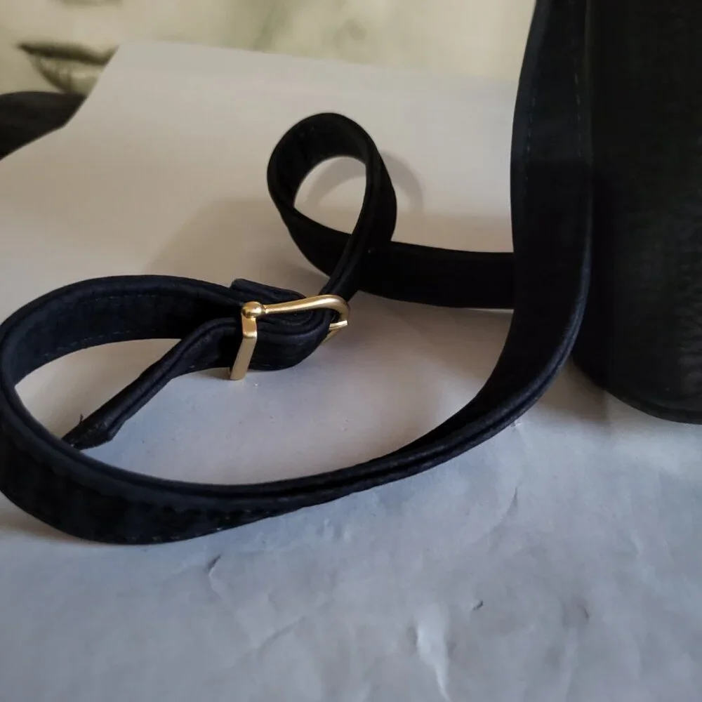 VINTAGE PARK AVENUE INTERNATIONAL BLACK LEATHER SUEDE CROSSBODY BAG